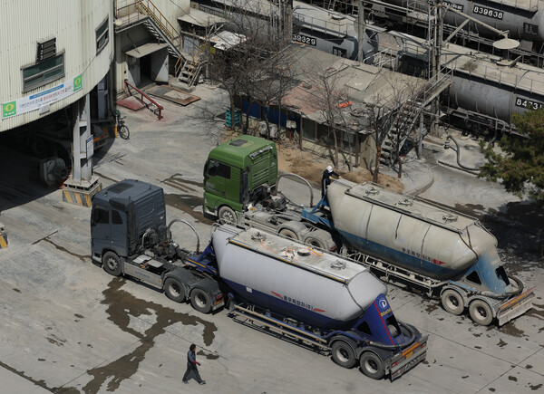 러시아의 우크라이나 침공 사태로 인해 시멘트 등 건설자재 수급 불안이 커지고 있다. 지난 1일 서울시내 한 시멘트공장에 시멘트 수송을 위한 화물트럭과 열차가 세워져 있다. (사진=연합뉴스 제공)