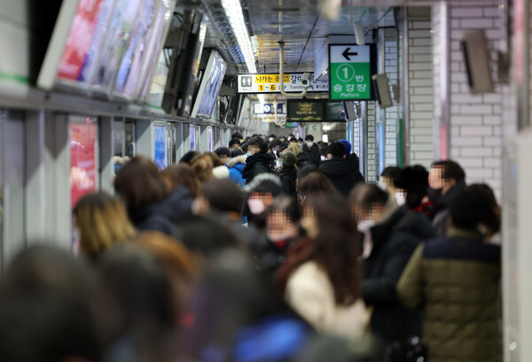 지하철을 이용하는 시민들. 대중교통의 적자 폭이 지속적으로 커지고 있는 가운데 지하철과 버스 등 대중교통의 요금이 6월 지방선거 이후 인상될 가능성이 높다. (사진=연합뉴스 제공)
