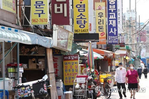 지난달 30일부터 코로나19 방역조치에 따른 소상공인, 소기업, 중기업의 피해를 보전하기 위한 손실보전금 신청이 시작됐다. 서울 시내에서 영업 중인 상점 모습.ⓒ연합뉴스