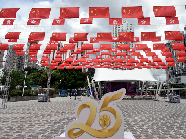 주권 반환 25주년을 맞는 홍콩의 거리에 걸린 중국 국기와 홍콩 깃발. (사진=연합뉴스 제공)