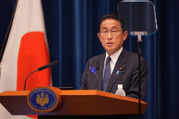 기시다 후미오 일본 총리가 14일 도쿄 총리관저에서 기자회견을 하고 있다. (사진=연합뉴스 제공)