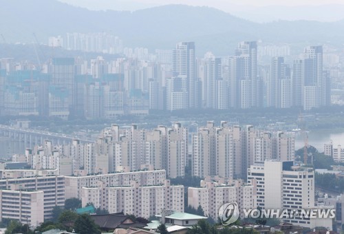 지난 15일 한국부동산원 조사에 따르면 6월 전국 주택종합 매매가격은 전월 대비 0.01% 하락했다. 특히 주택유형별로 보면 전국 아파트값이 지난달 0.10% 떨어져 전월(-0.05%) 대비 낙폭이 2배로 커졌다. 사진은 17일 서울 남산에서 바라본 아파트 단지.ⓒ연합뉴스