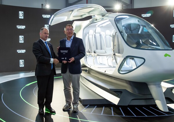 워렌 이스트 롤스로이스 CEO(왼쪽)와 정의선 현대자동차그룹 회장이 업무 협약 후 기념촬영을 하고 있다. (사진=현대자동차그룹 제공)