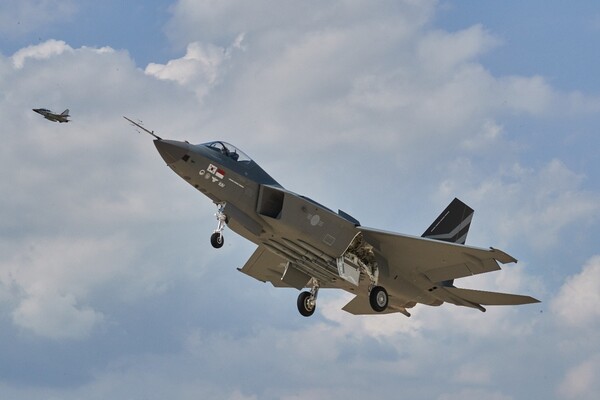 최초 비행에 성공한 KF-21의 모습. (사진=방위사업청 제공)