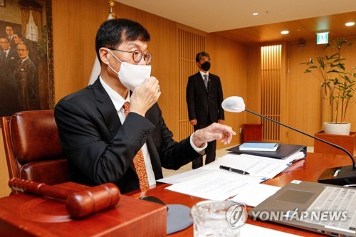 이창용 한국은행 총재가 13일 서울 중구 한국은행에서 열린 금융통화위원회 본회의에 참석해 자리하고 있다. ⓒ연합뉴스