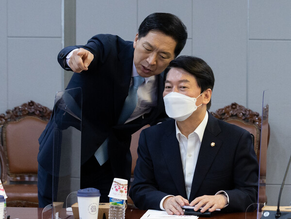 국민의힘 김기현 의원(왼쪽)과 안철수 의원이 지난 13일 오전 국회 의원회관에서 열린 혁신 24 새로운 미래 두 번째 모임인 '경제위기 인본 혁신생태계로 극복하자!'에 참석해 대화하고 있다. (사진=연합뉴스 제공)