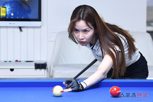 프로당구 선수 김진아가 스포츠한국과의 인터뷰에 앞서 포즈를 취하고 있다. ⓒ이혜영 기자