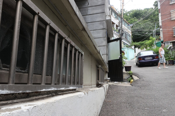 서울 시내 한 주택단지의 반지하 주택. (사진=연합뉴스 제공)