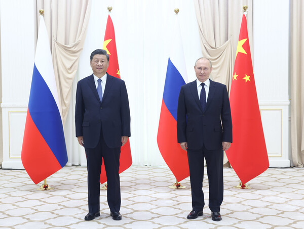 시진핑 중국 국가주석(왼쪽)이 지난 15일(현지시간) 우즈베키스탄 사마르칸트에서 열린 상하이협력기구(SCO) 정상회의에 참석해 블라디미르 푸틴 러시아 대통령과 만나고 있다. (사진=연합뉴스 제공)