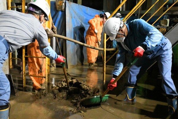 최정우 포스코그룹 회장(오른쪽)이 포항제철소 지하 설비 복구 활동에 직접 나서고 있다. (사진=포스코 제공)