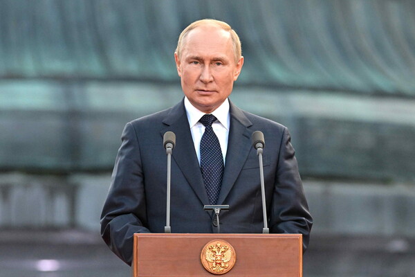 블라디미르 푸틴 러시아 대통령이 지난 21일(현지시간) 벨리키 노브고로드에서 열린 러시아 건국 1160주년 기념 콘서트에서 연설하고 있다.  (사진=연합뉴스 제공)