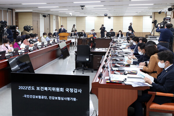 강도태 국민건강보험공단 이사장이 지난 13일 강원 원주시 국민건강보험공단 본부에서 열린 국회 보건복지위원회의 국민건강보험공단·건강보험심사평가원에 대한 국정감사에 참석해 업무보고를 하고 있다. (사진=연합뉴스 제공)