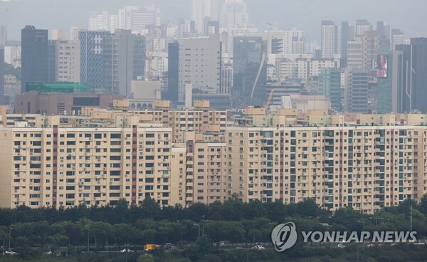 서울에서 집값이 제일 비싼 지역인 강남구의 대표 단지 압구정 현대아파트에서도 매매가 하락 사례가 등장했다. 사진은 지난 11일 서울 응봉산에서 바라본 압구정 현대아파트 모습. (사진=연합뉴스 제공)