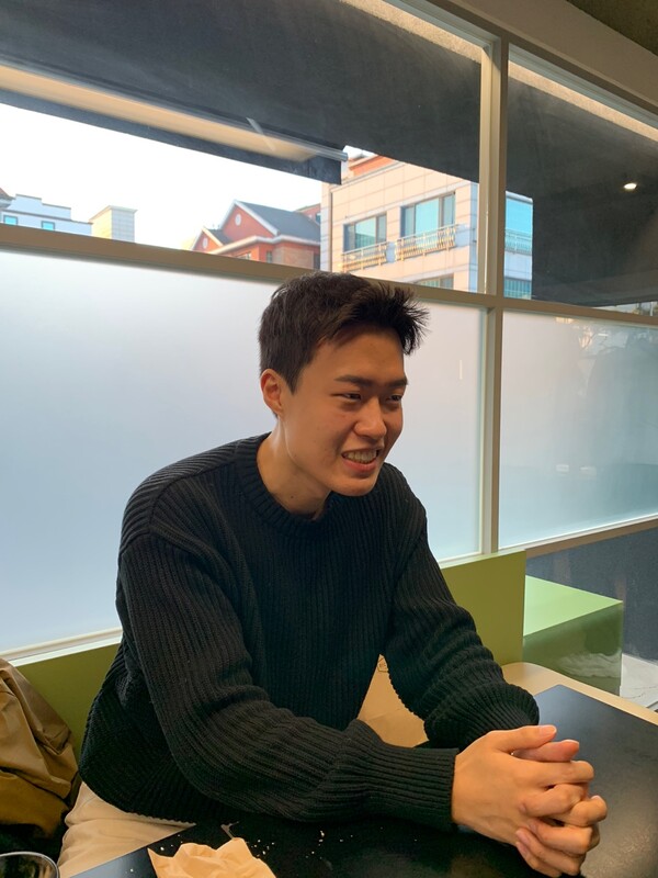 김건우 씨(25)가 지난 18일 풍산역 인근 카페에서 주간한국과 인터뷰하고 있다. (사진=윤성우 인턴기자)