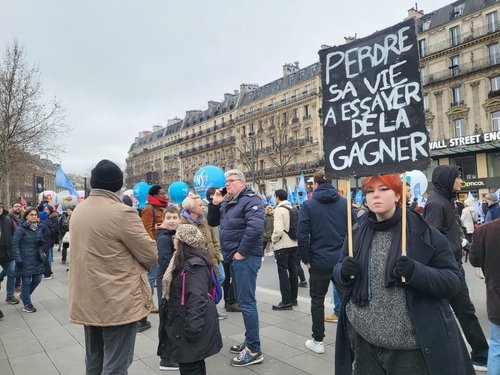 프랑스 파리 외곽에 있는 고등학교에 다니는 샤를르(15) 양이 지난달 19일(현지시간) 오후 파리 레퓌블리크 광장에서 열리는 연금 개혁 반대 시위에 참여하고 있다. 