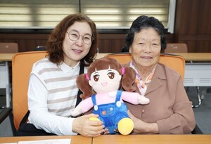 태안군, AI 돌봄로봇 전달식 개최...7가구에 우선 보급 - 뉴스 썸네일 이미지