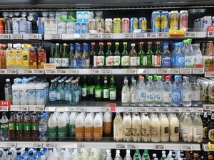 술 소비 줄자 사업 다각화...주류업계, 새 성장 동력 찾는다 - 뉴스 썸네일 이미지